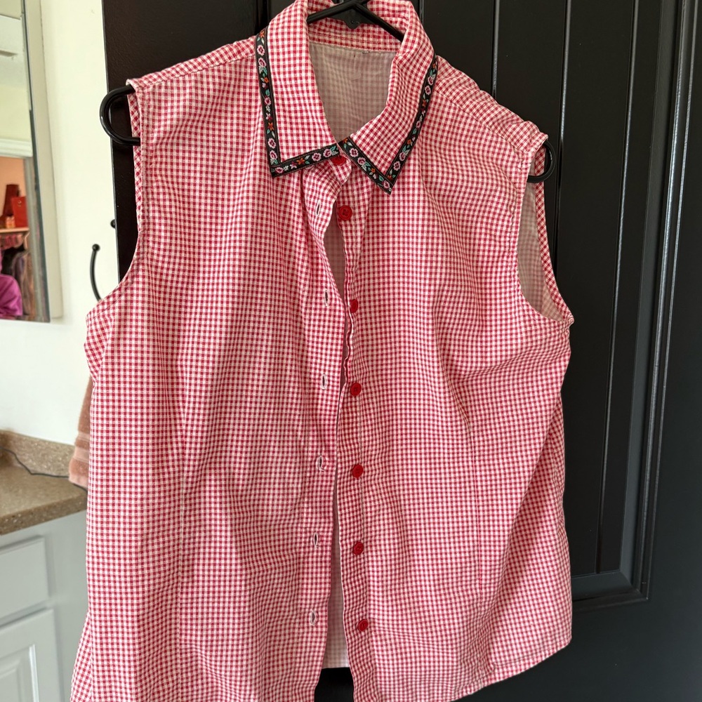 Sleeveless checkered, embroidered shirt
